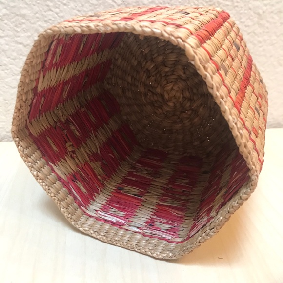 Vintage Native Lidded hexagon Basket with colored patterns. Finely Crafted. - Picture 6 of 9